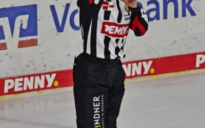 Schiedsrichter Penny-DEL im Spiel Krefeld Pinguine vs. Düsseldorfer EG 10.09.2021