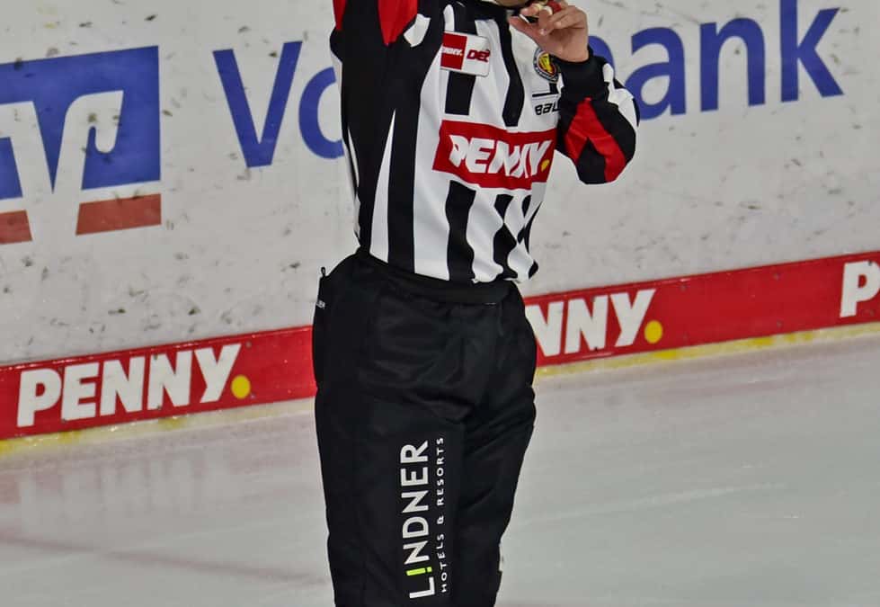 Schiedsrichter Penny-DEL im Spiel Krefeld Pinguine vs. Düsseldorfer EG 10.09.2021