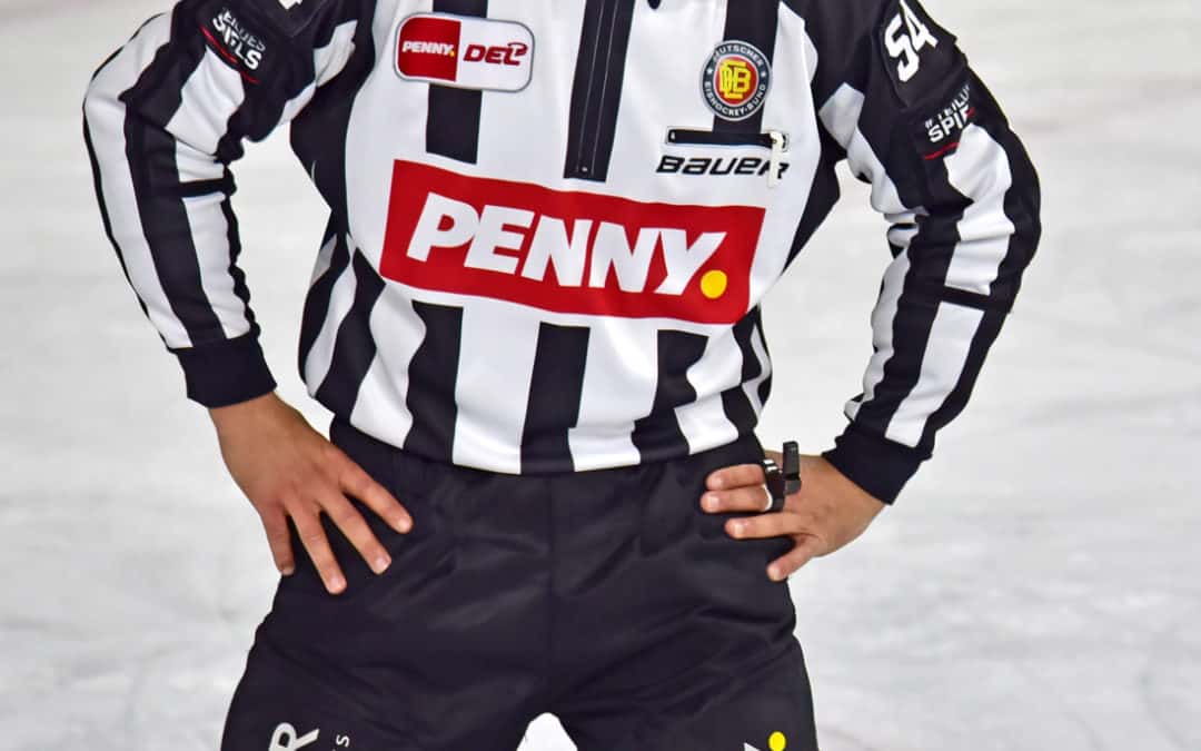 Schiedsrichter beim Spiel der Penny-DEL Krefeld Pinguine – Adler Mannheim 24.10.2021