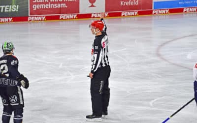 Schiedsrichter beim Spiel Krefeld Pinguine – Red Bull München 03.10.2021