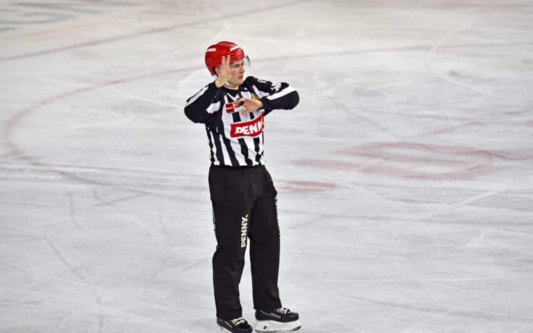 Schiedsrichter beim Spiel Penny-DEL Krefeld Pinguine vs. Bietigheim Steelers 08.10.2021