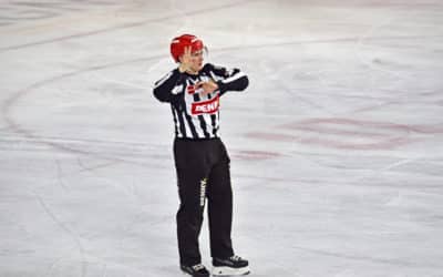 Schiedsrichter beim Spiel Penny-DEL Krefeld Pinguine vs. Bietigheim Steelers 08.10.2021