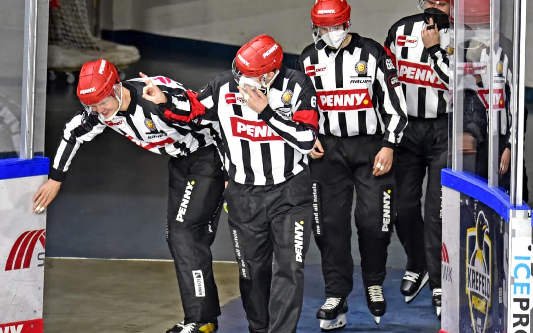 Schiedsrichter im Spiel der Penny- DEL Krefeld vs. Wolfsburg 02.11.2021
