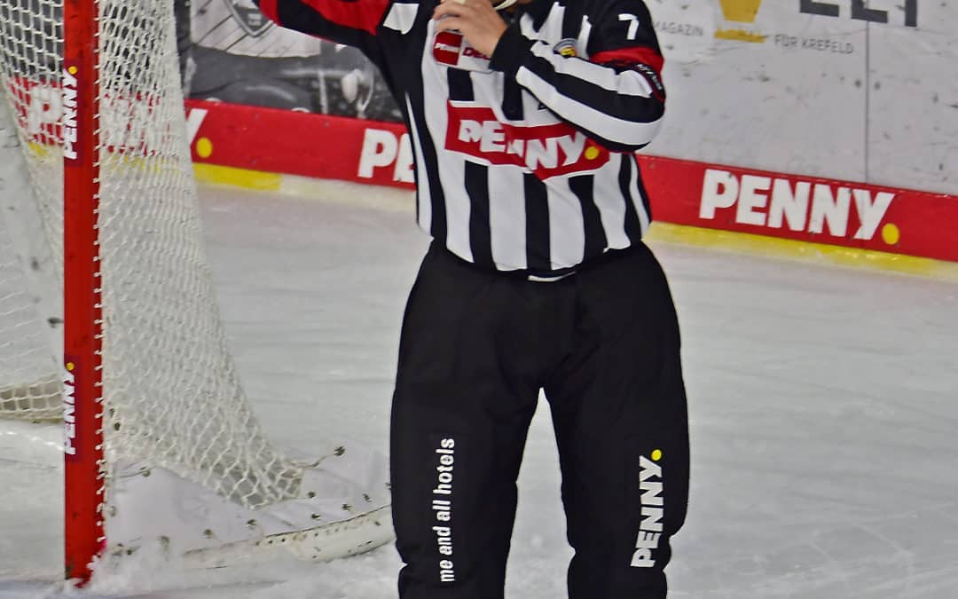 Schiedsrichter im Spiel der Penny DEL Krefeld Pinguine vs. Penguins Bremerhaven 21.11.2021