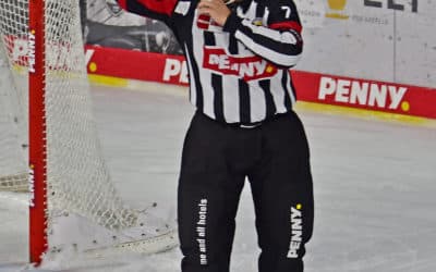 Schiedsrichter im Spiel der Penny DEL Krefeld Pinguine vs. Penguins Bremerhaven 21.11.2021