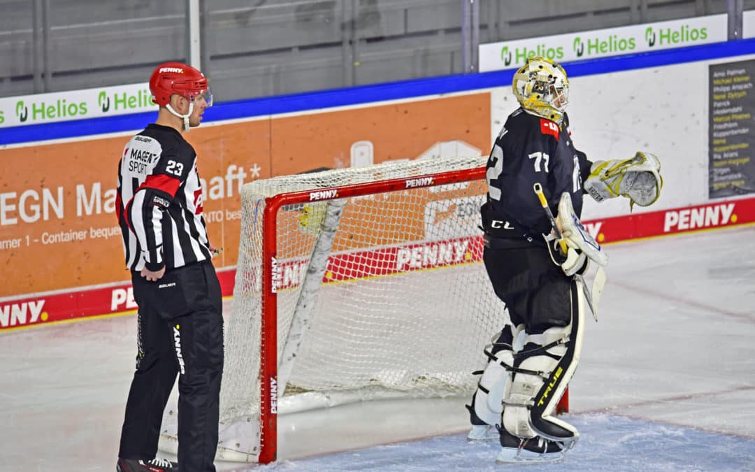 Schiedsrichter beim Spiel der Penny DEL Krefeld Pinguine-Nürnberberg Ice Tigers 30.12.2021