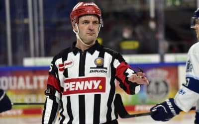 Schiedsrichter beim Spiel der Penny-DEL Krefeld Pinguine vs. Straubing Tigers 12.12.2021