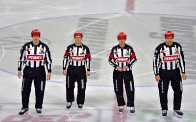 Schiedsrichter im Spiel der Penny-DEL Krefeld vs. Schwenningen 26.12.2021
