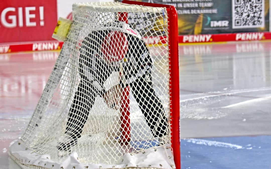 Schiedsrichter beim Spiel der Penny DEL Krefeld vs. Ingolstadt 21.01.22