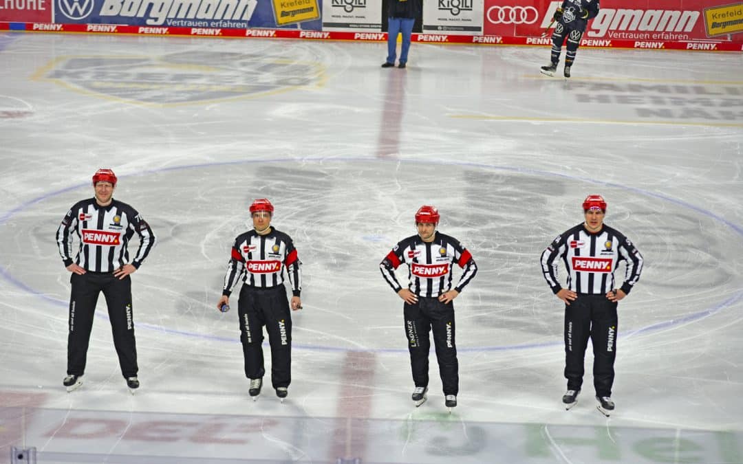 Schiedsrichter beim Spiel der Penny- DEL Krefeld Pinguine – Pinguins Bremerhaven am 13.03.2022