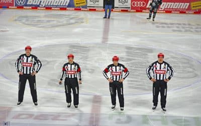 Schiedsrichter beim Spiel der Penny- DEL Krefeld Pinguine – Pinguins Bremerhaven am 13.03.2022