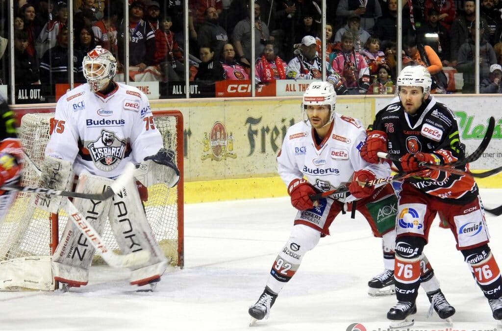 2. Spiel PO 1/2 Finale Eispiraten Crimmitschau vs. Eisbären Regensburg am 30.03.24