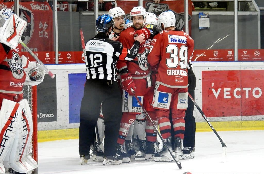 5. Spiel PO 1/2 Finale Eisbären Regensburg vs. Eispiraten Crimmitschau am 05.04.24