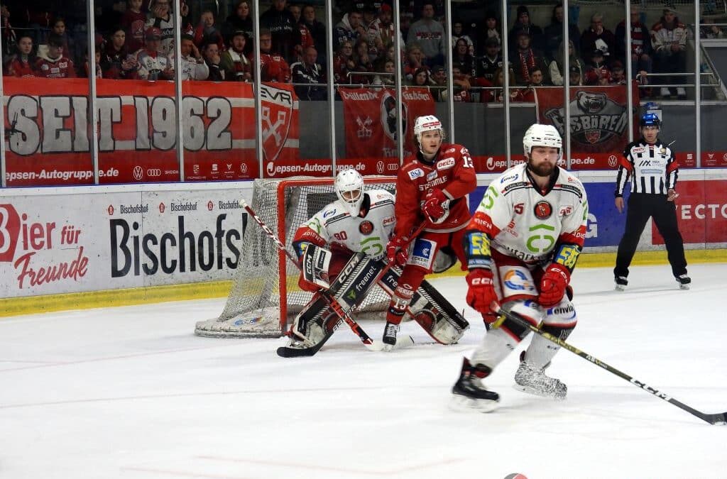 3. Spiel PO 1/2 Finale Eisbären Regensburg vs. Eispiraten Crimmitschau am 01.04.24